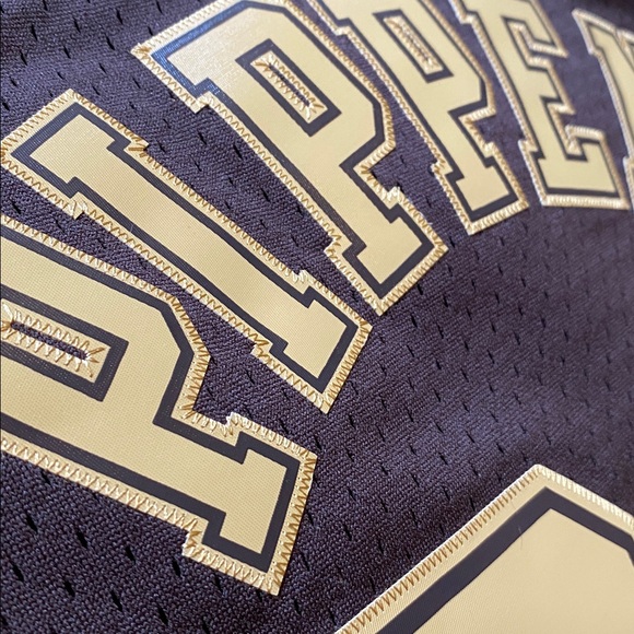🆕 Mitchell & Ness NWT Chicago Bulls Scottie Pippen NBA Collectible Jersey - Picture 9 of 12